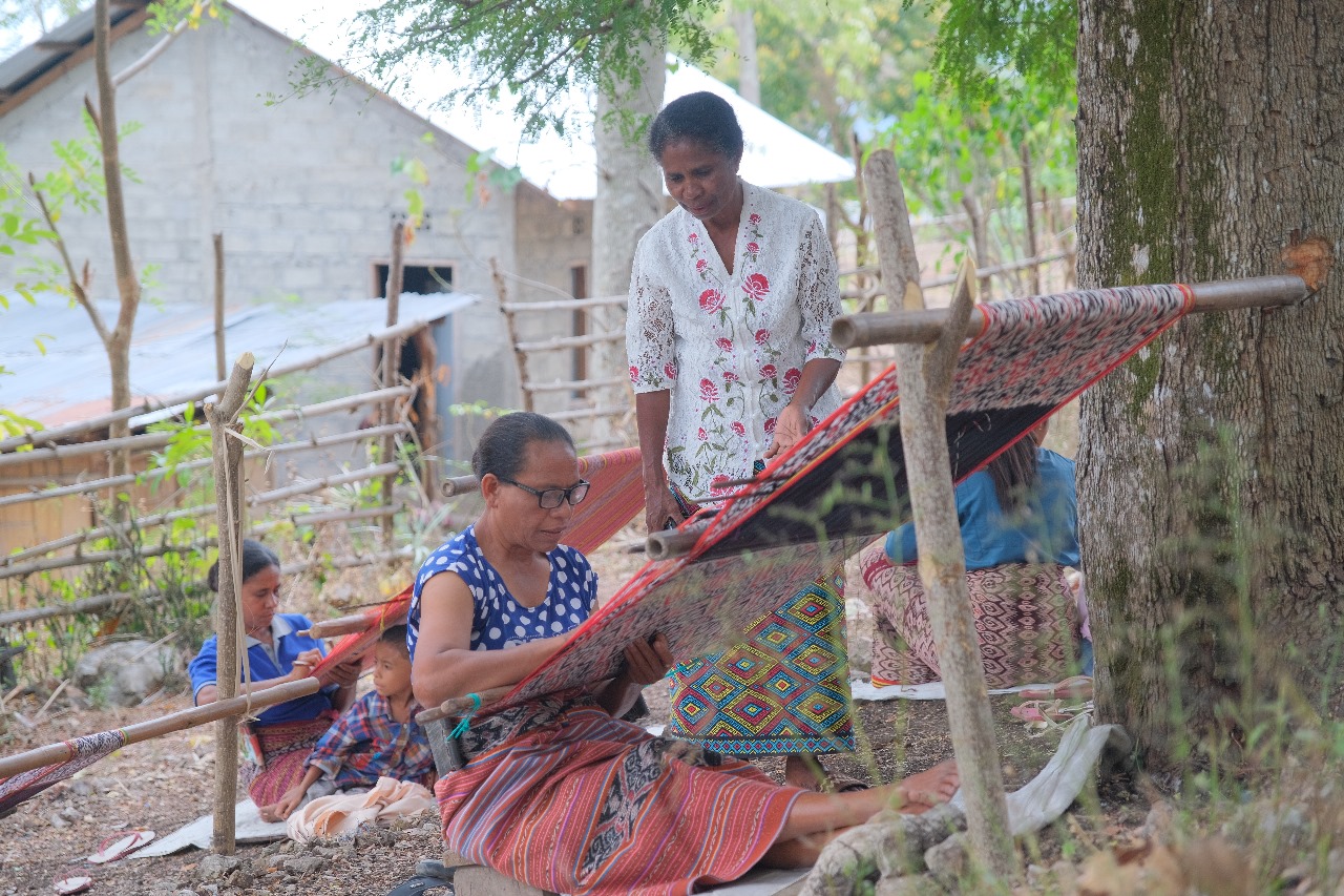 PIP dan Adaide Indonesia Dorong Pemberdayaan Perempuan dan Pelestarian Tenun Tradisional di NTT