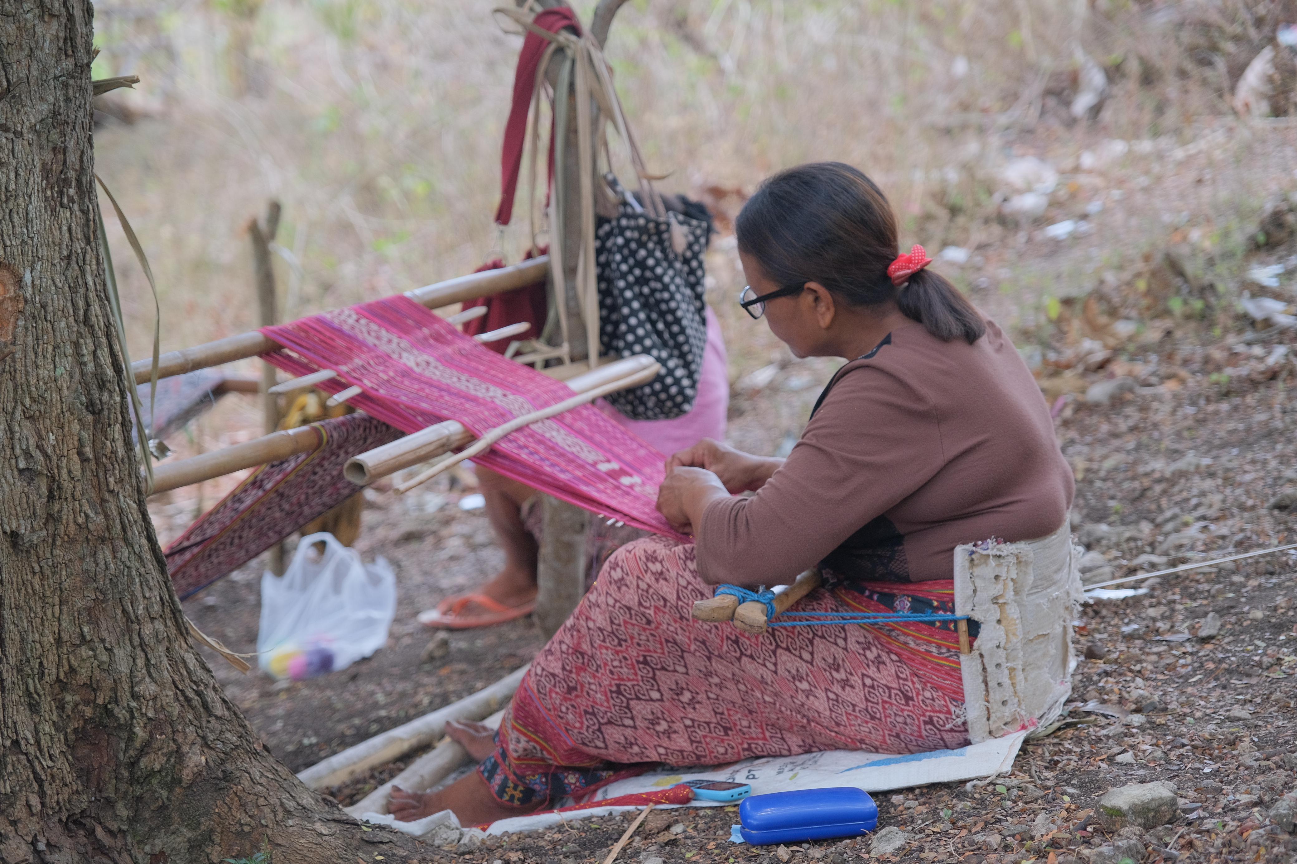 Pengrajin kain tenun dari Program Kampung UMi Klaster Tenun, NTT