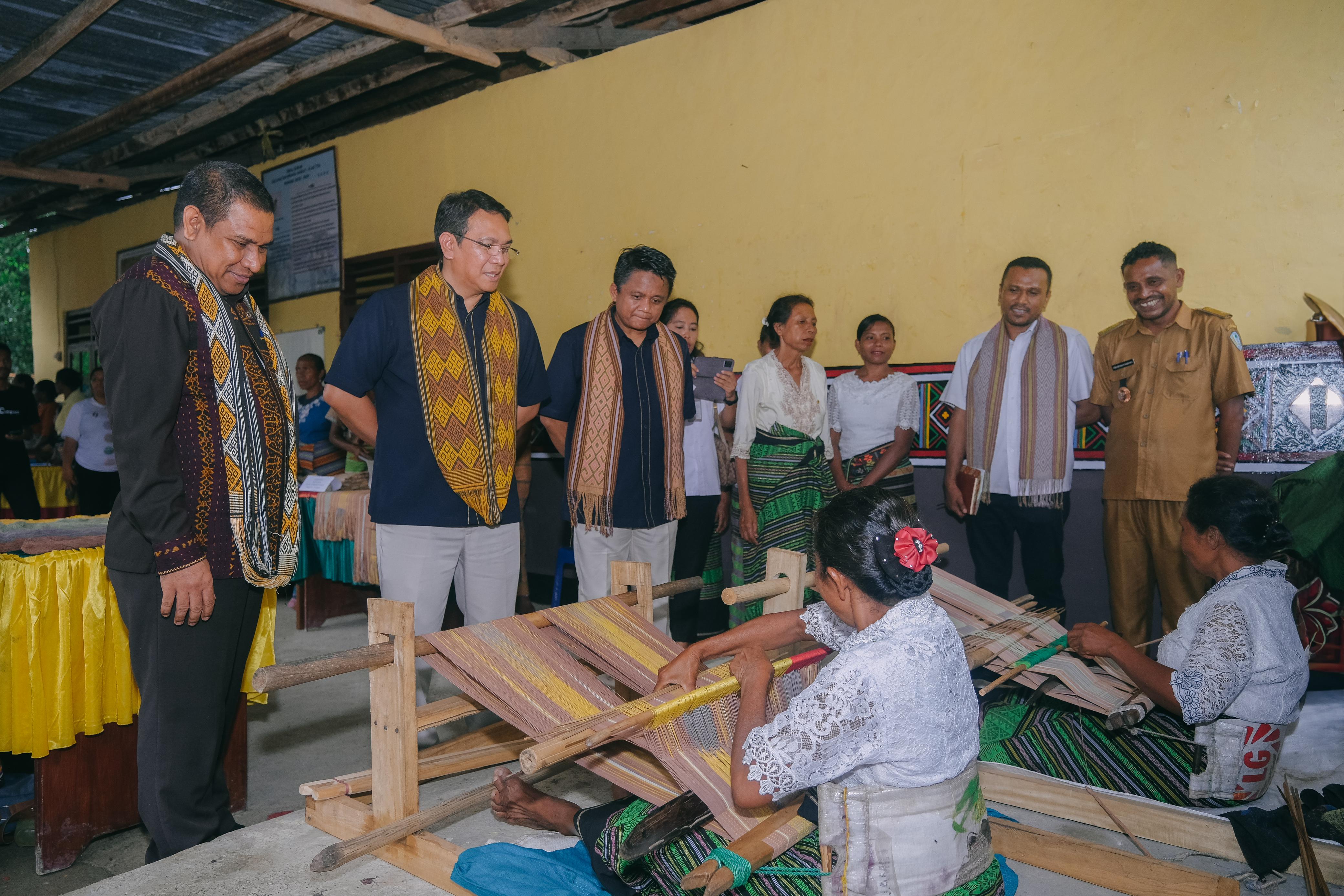 Muhammad Yusuf menyaksikan aktivitas anggota komunitas Kampung UMi Klaster Tenun NTT